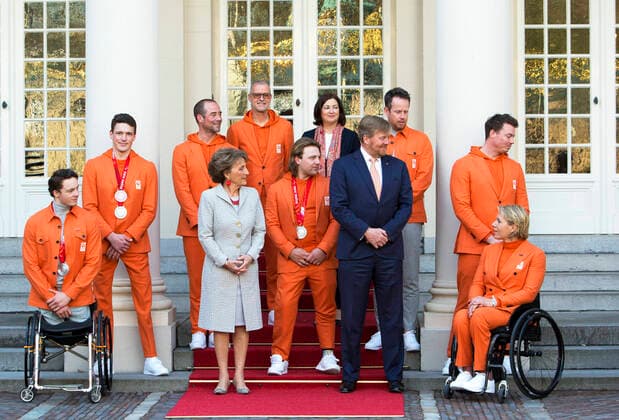 Bilder des Jahres 2022, Entertainment 03 März Entertainment Themen der Woche KW11 Entertainment Bilder des Tages 15-03-2022 The Hague King Willem-Alexander and Princess Margriet with the Dutch medalists of the 2022 Paralympic Winter Games in Beijing at palace Noordeinde in The Hague. Zitskiers Niels de Langen and Jeroen Kampschreur and Snowboarder Chris Vos and chef de mission Esther Vergeer and minister Conny Helder Â  Copyright: xPPEx