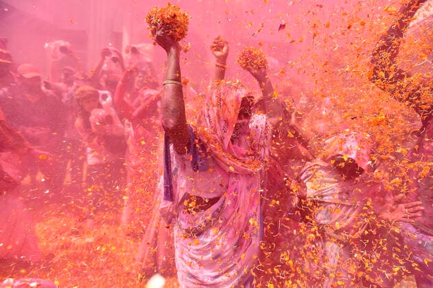 News Themen der Woche KW11 VRINDAVAN, INDIA MARCH 15: Widows participate in Holi celebrations, on March 15, 2022 in Vrindavan, India. Holi celebrations returned to Vrindavan after two years following the Covid-19 closure. (Photo by Raj K Raj Hindustan Times ) Holi Festival 2022