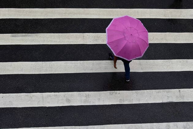 News Themen der Woche KW11 News Bilder des Tages SÃO PAULO, SP - 15.03.2022: CLIMA TEMPO SP - Heavy rain in São Paulo, on the afternoon of this Tuesday (15). The capital is in a state of attention for flooding. In the photo, people with umbrellas in the north of the capital. x2180863x  RobertoxCasimiro