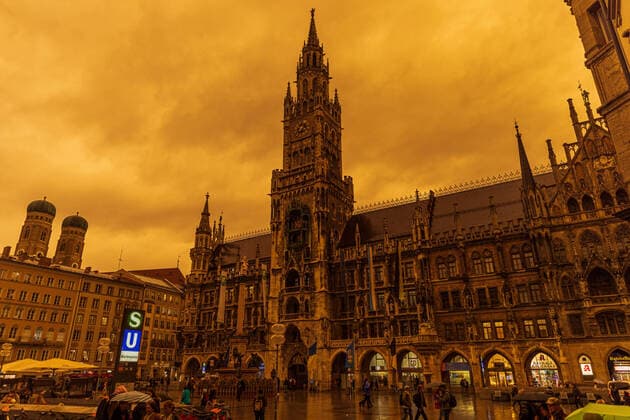 Bilder des Jahres 2022, News 03 März News Themen der Woche KW11 News Bilder des Tages MUNICH, GERMANY - MARCH 15: A rare meteorological phenomenon causing an orange sky due to sahara sand dust in the sky on March 15, 2022 in Munich, Germany Sahara sand dust causing an orange sky over Marienplatz in Munich Munich Germany *** MÜNCHEN, DEUTSCHLAND 15. MÄRZ Ein seltenes meteorologisches Phänomen, das einen orangefarbenen Himmel aufgrund von Saharastaub am Himmel am 15. März 2022 in München, Deutschland verursacht Saharastaub verursacht einen orangefarbenen Himmel über dem Marienplatz in München München Deutschland Copyright: xx