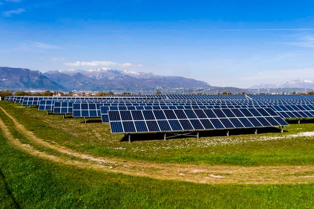 IMAGO Nature: Unsere Erde, Energiequellen, Photovoltaik Italy: Serre Persano, photovoltaic plant Serre Persano. Connected to the grid in 1994, this plant was Enel s first photovoltaic plant in Italy, and has long remained the largest in Europe with 3.3 MW of installed capacity. Since 2011, moreover, following modernisation works, Serre Persano has been operating with 6.6 MW of installed capacity and is able to produce 9 million kWh per year. ABPH1724 Copyright: xAntonioxBalascox