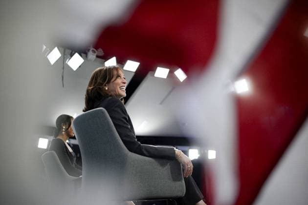News Themen der Woche KW11 News Bilder des Tages Vice President Kamala Harris looks on as former and current members of the United States National Women s Soccer Team speak during an Equal Pay Day Summit where she announced plans the Biden-Harris Administration is taking to advance pay equity and promote women s economic security in the South Court of the White House in Washington, DC on Tuesday, March 15, 2022.  WAP20220315802 BONNIExCASH