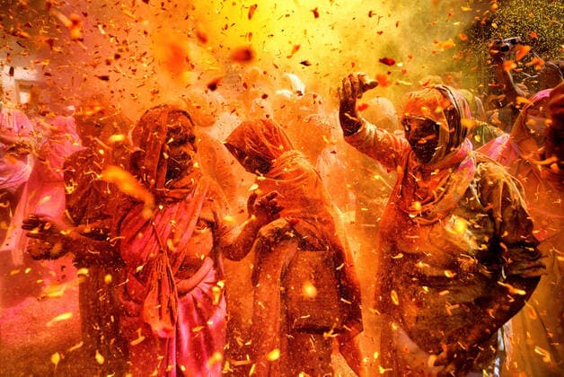 News Themen der Woche KW11 News Bilder des Tages March 15, 2022, Vrindavan, India: Widows throw colorful powders and flower petals at each other as they dance during a celebration of Holi or festival of colors at Gopinath Temple. Indian widows, break all social barriers, celebrate the festival of colors which is missing in their life. Widows in Indian tradition are considered social outcasts. The event was organized as a countrywide welfare initiative for the unprivileged widows and betterment of their last part of life. Vrindavan India - ZUMAs197 20220315_zaa_s197_128 Copyright: xAvishekxDasx