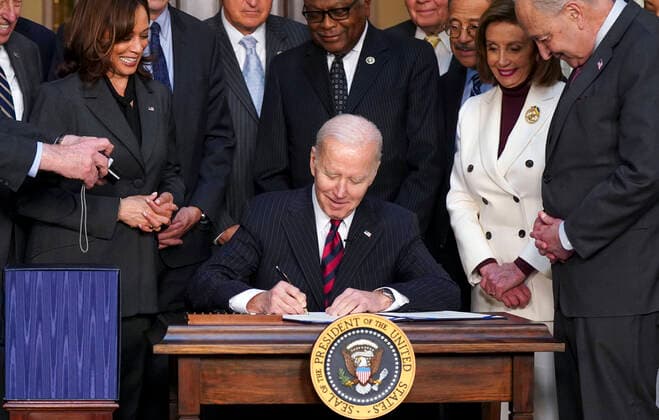 News Themen der Woche KW11 March 15, 2022, Washington, District of Columbia, USA: United States President Joe Biden signs H.R. 2471, the Consolidated Appropriations Act of 2022 in the Indian Treaty Room in the Eisenhower Executive Office Building at the White House complex in Washington, DC on Tuesday, March 15, 2022. Joining President Biden is Vice President Kamala Harris, Shalanda Young, Acting Director of the Office of Management and Budget, Speaker Nancy Pelosi, Senate Majority Leader Chuck Schumer, Senator Patrick Leahy, Senator Martin Heinrich, Senator Jeffrey Merkley, Senator Chris Coons, Senator Joe Manchin, Senator Jack Reed, House Majority Leader Steny Hoyer,.Representative Sanford Bishop, Representative Jim Clyburn, Representative Barbara Lee, Repre - ZUMAs152 20220315_zaa_s152_053 Copyright: xLeighxVogelx-xPoolxviaxCNPx