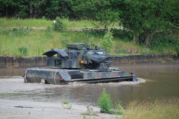 Flugabwehrpanzer Gepard der Bundeswehr während einer Vorführung Der Flugabwehrkanonenpanzer Gepard, kurz Flak-Panzer Gepard, ist mit zwei 35mm Kanonen bewaffnet. Die Hauptaufgabe ist die Bekämpfung von Luftfahrzeugen. Durch das Radargerät am Turm kann der Flak-Panzer Gepard selbstständig Flugzeuge orten. Munster Niedersachsen Deutschland *** Anti-aircraft tank Gepard of the German Armed Forces during a demonstration The anti-aircraft tank Gepard, short Flak Panzer Gepard, is armed with two 35mm cannons The main task is the fight against aircraft Through the radar on the turret, the Flak Panzer Gepard can independently locate aircraft Munster Lower Saxony Germany