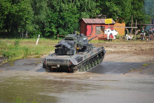 Flugabwehrpanzer Gepard der Bundeswehr während einer Vorführung Der Flugabwehrkanonenpanzer Gepard, kurz Flak-Panzer Gepard, ist mit zwei 35mm Kanonen bewaffnet. Die Hauptaufgabe ist die Bekämpfung von Luftfahrzeugen. Durch das Radargerät am Turm kann der Flak-Panzer Gepard selbstständig Flugzeuge orten. Munster Niedersachsen Deutschland *** Anti-aircraft tank Gepard of the German Armed Forces during a demonstration The anti-aircraft tank Gepard, short Flak Panzer Gepard, is armed with two 35mm cannons The main task is the fight against aircraft Through the radar on the turret, the Flak Panzer Gepard can independently locate aircraft Munster Lower Saxony Germany