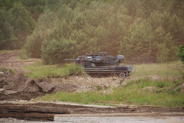 Flugabwehrpanzer Gepard der Bundeswehr während einer Vorführung Der Flugabwehrkanonenpanzer Gepard, kurz Flak-Panzer Gepard, ist mit zwei 35mm Kanonen bewaffnet. Die Hauptaufgabe ist die Bekämpfung von Luftfahrzeugen. Durch das Radargerät am Turm kann der Flak-Panzer Gepard selbstständig Flugzeuge orten. Munster Niedersachsen Deutschland *** Anti-aircraft tank Gepard of the German Armed Forces during a demonstration The anti-aircraft tank Gepard, short Flak Panzer Gepard, is armed with two 35mm cannons The main task is the fight against aircraft Through the radar on the turret, the Flak Panzer Gepard can independently locate aircraft Munster Lower Saxony Germany