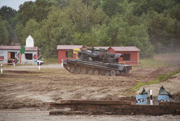 Flugabwehrpanzer Gepard der Bundeswehr während einer Vorführung Der Flugabwehrkanonenpanzer Gepard, kurz Flak-Panzer Gepard, ist mit zwei 35mm Kanonen bewaffnet. Die Hauptaufgabe ist die Bekämpfung von Luftfahrzeugen. Durch das Radargerät am Turm kann der Flak-Panzer Gepard selbstständig Flugzeuge orten. Munster Niedersachsen Deutschland *** Anti-aircraft tank Gepard of the German Armed Forces during a demonstration The anti-aircraft tank Gepard, short Flak Panzer Gepard, is armed with two 35mm cannons The main task is the fight against aircraft Through the radar on the turret, the Flak Panzer Gepard can independently locate aircraft Munster Lower Saxony Germany