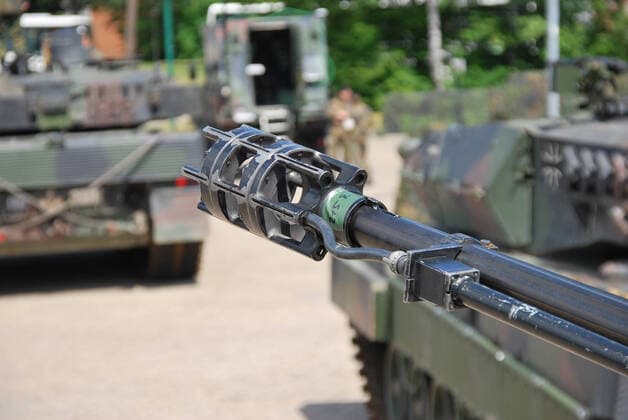 Flugabwehrpanzer Gepard der Bundeswehr während einer Vorführung Der Flugabwehrkanonenpanzer Gepard, kurz Flak-Panzer Gepard, ist mit zwei 35mm Kanonen bewaffnet. Die Hauptaufgabe ist die Bekämpfung von Luftfahrzeugen. Durch das Radargerät am Turm kann der Flak-Panzer Gepard selbstständig Flugzeuge orten. Munster Niedersachsen Deutschland *** Anti-aircraft tank Gepard of the German Armed Forces during a demonstration The anti-aircraft tank Gepard, short Flak Panzer Gepard, is armed with two 35mm cannons The main task is the fight against aircraft Through the radar on the turret, the Flak Panzer Gepard can independently locate aircraft Munster Lower Saxony Germany