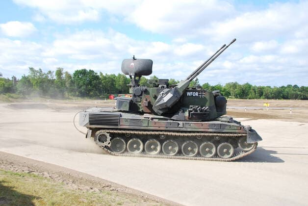 Flugabwehrpanzer Gepard der Bundeswehr während einer Vorführung Der Flugabwehrkanonenpanzer Gepard, kurz Flak-Panzer Gepard, ist mit zwei 35mm Kanonen bewaffnet. Die Hauptaufgabe ist die Bekämpfung von Luftfahrzeugen. Durch das Radargerät am Turm kann der Flak-Panzer Gepard selbstständig Flugzeuge orten. Munster Niedersachsen Deutschland *** Anti-aircraft tank Gepard of the German Armed Forces during a demonstration The anti-aircraft tank Gepard, short Flak Panzer Gepard, is armed with two 35mm cannons The main task is the fight against aircraft Through the radar on the turret, the Flak Panzer Gepard can independently locate aircraft Munster Lower Saxony Germany
