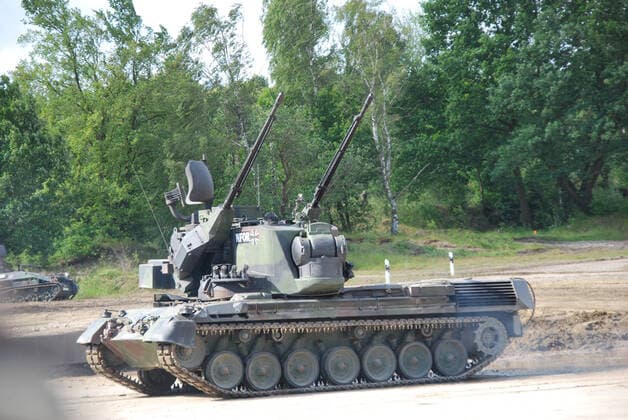 Flugabwehrpanzer Gepard der Bundeswehr während einer Vorführung Der Flugabwehrkanonenpanzer Gepard, kurz Flak-Panzer Gepard, ist mit zwei 35mm Kanonen bewaffnet. Die Hauptaufgabe ist die Bekämpfung von Luftfahrzeugen. Durch das Radargerät am Turm kann der Flak-Panzer Gepard selbstständig Flugzeuge orten. Munster Niedersachsen Deutschland *** Anti-aircraft tank Gepard of the German Armed Forces during a demonstration The anti-aircraft tank Gepard, short Flak Panzer Gepard, is armed with two 35mm cannons The main task is the fight against aircraft Through the radar on the turret, the Flak Panzer Gepard can independently locate aircraft Munster Lower Saxony Germany
