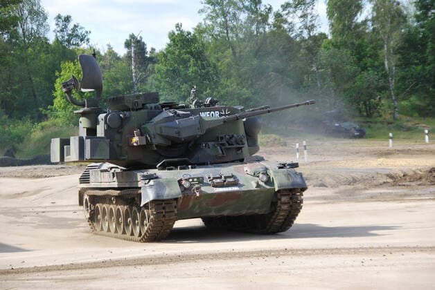 Flugabwehrpanzer Gepard der Bundeswehr während einer Vorführung Der Flugabwehrkanonenpanzer Gepard, kurz Flak-Panzer Gepard, ist mit zwei 35mm Kanonen bewaffnet. Die Hauptaufgabe ist die Bekämpfung von Luftfahrzeugen. Durch das Radargerät am Turm kann der Flak-Panzer Gepard selbstständig Flugzeuge orten. Munster Niedersachsen Deutschland *** Anti-aircraft tank Gepard of the German Armed Forces during a demonstration The anti-aircraft tank Gepard, short Flak Panzer Gepard, is armed with two 35mm cannons The main task is the fight against aircraft Through the radar on the turret, the Flak Panzer Gepard can independently locate aircraft Munster Lower Saxony Germany