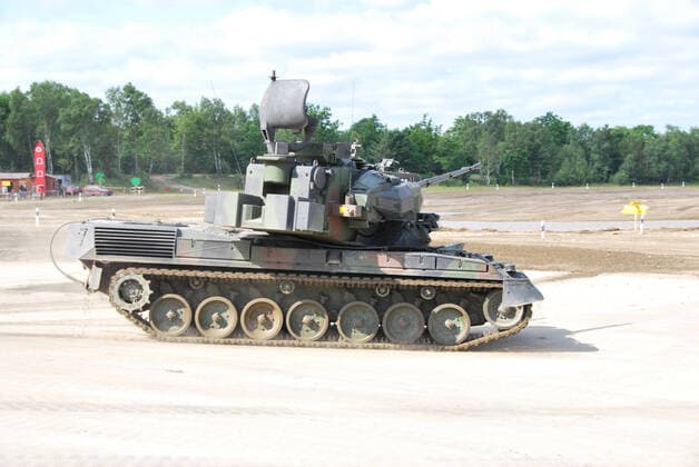 Flugabwehrpanzer Gepard der Bundeswehr während einer Vorführung Der Flugabwehrkanonenpanzer Gepard, kurz Flak-Panzer Gepard, ist mit zwei 35mm Kanonen bewaffnet. Die Hauptaufgabe ist die Bekämpfung von Luftfahrzeugen. Durch das Radargerät am Turm kann der Flak-Panzer Gepard selbstständig Flugzeuge orten. Munster Niedersachsen Deutschland *** Anti-aircraft tank Gepard of the German Armed Forces during a demonstration The anti-aircraft tank Gepard, short Flak Panzer Gepard, is armed with two 35mm cannons The main task is the fight against aircraft Through the radar on the turret, the Flak Panzer Gepard can independently locate aircraft Munster Lower Saxony Germany