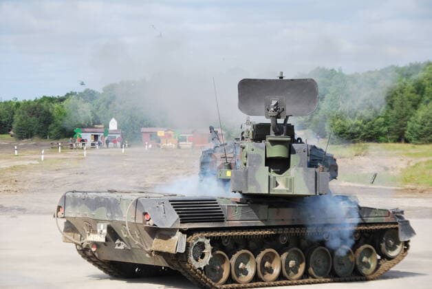 Flugabwehrpanzer Gepard der Bundeswehr während einer Vorführung Der Flugabwehrkanonenpanzer Gepard, kurz Flak-Panzer Gepard, ist mit zwei 35mm Kanonen bewaffnet. Die Hauptaufgabe ist die Bekämpfung von Luftfahrzeugen. Durch das Radargerät am Turm kann der Flak-Panzer Gepard selbstständig Flugzeuge orten. Munster Niedersachsen Deutschland *** Anti-aircraft tank Gepard of the German Armed Forces during a demonstration The anti-aircraft tank Gepard, short Flak Panzer Gepard, is armed with two 35mm cannons The main task is the fight against aircraft Through the radar on the turret, the Flak Panzer Gepard can independently locate aircraft Munster Lower Saxony Germany