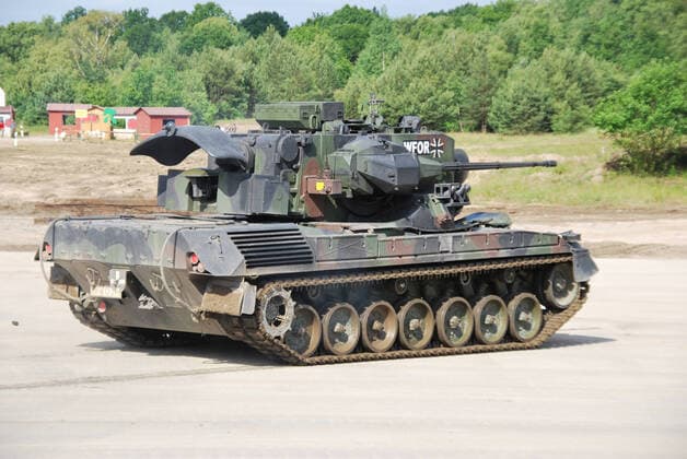 Flugabwehrpanzer Gepard der Bundeswehr während einer Vorführung Der Flugabwehrkanonenpanzer Gepard, kurz Flak-Panzer Gepard, ist mit zwei 35mm Kanonen bewaffnet. Die Hauptaufgabe ist die Bekämpfung von Luftfahrzeugen. Durch das Radargerät am Turm kann der Flak-Panzer Gepard selbstständig Flugzeuge orten. Munster Niedersachsen Deutschland *** Anti-aircraft tank Gepard of the German Armed Forces during a demonstration The anti-aircraft tank Gepard, short Flak Panzer Gepard, is armed with two 35mm cannons The main task is the fight against aircraft Through the radar on the turret, the Flak Panzer Gepard can independently locate aircraft Munster Lower Saxony Germany