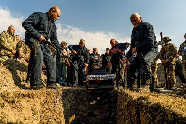 Ukraine-Krieg, Jahrestag der Invasion, Chronologie der Ereignisse, Archivbilder Bilder des Jahres 2022, News 03 März News Themen der Woche KW11 News Bilder des Tages March 15, 2022, Lviv, Ukraine: Soldiers lower a coffin in the grave at the burial site in Lviv. Funeral service for the soldiers who lost their lives in Yavoriv military camp as a result of a Russian shelling. Lviv Ukraine - ZUMAs197 20220315_zaa_s197_229 Copyright: xVincenzoxCircostax