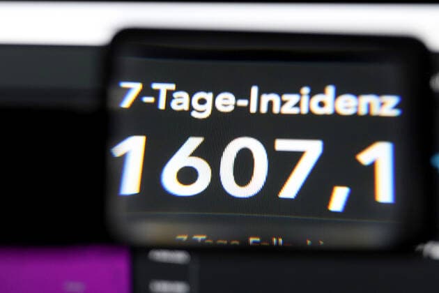 Dashboard des RKI, die 7-Tage-Inzidenz steigt weiter und liegt nun bei 1607,1 7-Tage-Inzidenz, Dashboard des RKI auf einem Monitor am 16.03.2022 in Siegen Deutschland.