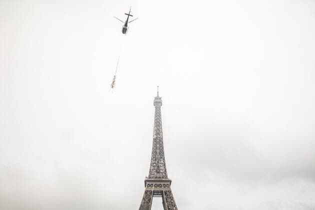 Bilder des Jahres 2022, News 03 März News Themen der Woche KW11 News Bilder des Tages (220315) -- PARIS, March 15, 2022 -- A helicopter lifts a new antenna to the top of the Eiffel Tower in Paris, France, on March 15, 2022. The Eiffel Tower grew by six meters on Tuesday after a new radio antenna was installed on top of the Paris monument, to a height of 330 meters. (Photo by Xinhua) FRANCE-PARIS-EIFFEL TOWER-ANTENNA-INSTALLATION FlorentxMichel 