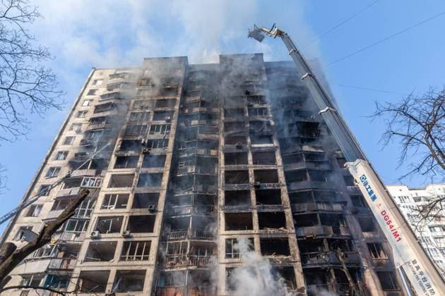 Ukraine-Krieg, Jahrestag der Invasion, Chronologie der Ereignisse, Archivbilder News Bilder des Tages March 15, 2022, Kyiv, Ukraine: Firefighters on an aerial ladder extinguish the fire from a badly damaged residential building after a Russian mortar shell hit it. Russian forces continue their full scale invasion in Ukraine. To date their offensive has caused up to 2 million to flee, drawing criticism and protest from people around the world. Kyiv Ukraine - ZUMAs197 20220315_zaa_s197_360 Copyright: xMykhayloxPalinchakx