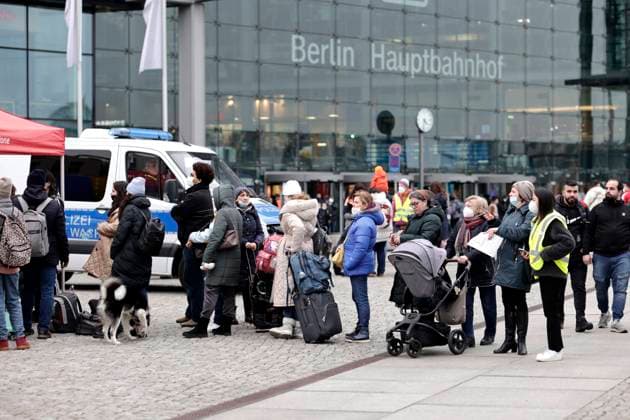 News Themen der Woche KW11 News Bilder des Tages Kriegsfluechtlinge aus er Ukraine kommen am Berliner Hauptbahnhof an. Auf dem Washingtonplatz, direkt vor dem Hauptbahnhof, hat sich eine Menschenschlange vor einem Vodafonestand gebildet, DEU, Berlin, 15.03.2022 *** War refugees from Ukraine arrive at Berlin main station A queue of people has formed in front of a Vodafon stand on Washingtonplatz, directly in front of the main station, DEU, Berlin, 15 03 2022
