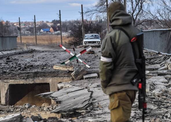 News Themen der Woche KW11 News Bilder des Tages DPR LPR Russia Ukraine Military Operation 8141610 15.03.2022 A serviceman of the People s Militia of the Donetsk People s Republic looks at a destroyed bridge between the villages of Sartana and Kalinovka, in Mariupol region, Donetsk People s Republic. Alexey Kudenko Sputnik Donetsk People s Republic  Copyright: xAlexeyxKudenkox