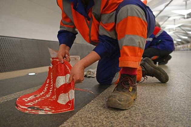 News Themen der Woche KW11 Russia Coronavirus Restrictions Ease 8141624 16.03.2022 An employee removes a sticker informing about 1,5 m social distancing at the Novokosino metro station in Moscow, Russia. Moscow Mayor Sergei Sobyanin cancelled a long-standing requirement for people to wear protective medical masks in public and other coronavirus restrictions from March 14 because of the improving situation with COVID-19 and the need to support businesses facing sanctions pressure. Pavel Bednyakov Sputnik Moscow Russia  Copyright: xPavelxBednyakovx
