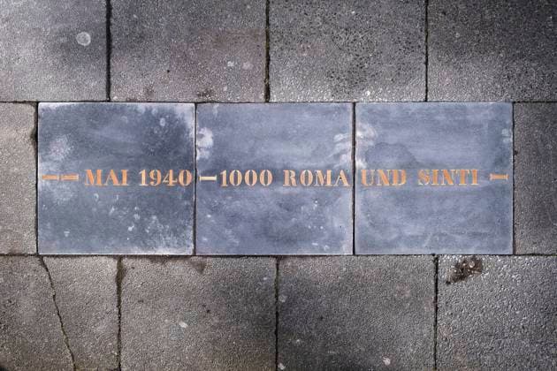 Der Kuenstler Gunter Demnig verlegte am 16.03.2022 in der Bobstrasse in Koeln eine Messingplatte mit der Aufschrift: Mai 1940 ? 1000 Roma und Sinti . Die Messingplatte erinnert an den grossen Transport von Sinti und Roma quer durch Koeln vom Schwarz-Weiss Platz in Ossendorf in das Messegelaende in Koeln Deutz am 16.Mai 1940. Von dort aus kam es fuenf Tage spaeter zur ersten Massen-Deportation nach Polen. (Siehe epd-Meldung vom 16.03.2022) Messingplatte erinnert an die Massen-Deportation von Roma und Sinti nach Polen *** The artist Gunter Demnig laid on 16 03 2022 in the Bobstrasse in Cologne a brass plate with the inscription May 1940 - 1000 Roma and Sinti The brass plate commemorates the large transport of Sinti and Roma across Cologne Copyright: epd-bild GuidoxSchiefer EDITORIAL USE ONLY