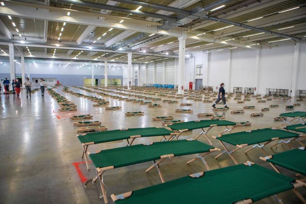 News Themen der Woche KW11 Flüchtlingsunterkunft in Hamburg-Harburg 11.03.22-Hamburg In der ehemaligen Fegro-Halle in Harburg hat das DRK eine Notunterkunft für Geflüchtete aus der Ukraine errichtet Hamburg Schlachthofstraße Deutschland *** Refugee shelter in Hamburg Harburg 11 03 22 Hamburg In the former Fegro hall in Harburg, the DRK has built an emergency shelter for refugees from Ukraine Hamburg Schlachthofstraße Germany Copyright: xSebastianxPetersx
