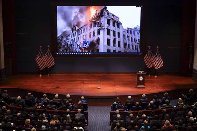 Bilder des Jahres 2022, News 03 März News Themen der Woche KW11 Footage of the war in Ukraine is displayed as Ukrainian President Volodymyr Zelenskyy speaks to the U.S. Congress by video to plead for support as his country is besieged by Russian forces, at the Capitol in Washington, DC on Wednesday, March 16, 2022. Pool photo by J. Scott Applewhite  WAX20220316203 J.xScottxApplewhite