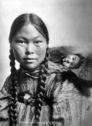 IMAGO Nature: Unsere Erde, Naturschutz, Indigene Völker The Inuit are the most widespread aboriginal people on earth. As a very large indigenous group inhabiting the Arctic regions of Alaska, Canada, Greenland, and Russia, the Inuit exhibit many variations in cultural practices and customs.<br ><br > In Inuit communities, the women play a crucial role in the survival of the group. The responsibilities faced by Inuit women were considered equally as important as those faced by the men. Because of this, the women were given due respect, but are not given an equal share of influence or power. Supplier:xCPAxMediaxCo.xLtd. 1060_05_CPA0034030