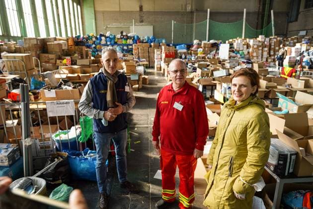 16.03.2022,Berlin,Deutschland,GER, die Initiative Spendenbrücke Ukraine im ehemaligen Flughafen Tempelhof (Hangar 1).Das Sozialunternehmen Tentaja Soziale gGmbH unterstützt mit der Initiative Spendenbrücke Ukraine all die notleidenden Menschen, die vom Krieg in der Ukraine betroffen sind. Tentaja koordiniert und unterstützt berlinweit Sachspenden von privaten Helferinnen und Helfern sowie von Firmen.u.a Michael Elias, Geschäftsführer Tentaja Soziale gGmbH sowie Katja Kipping. *** 16 03 2022,Berlin,Germany,GER, the initiative donation bridge Ukraine in the former airport Tempelhof Hangar 1 The social enterprise Tentaja Soziale gGmbH supports with the initiative donation bridge Ukraine all the needy people who are affected by the war in Ukra