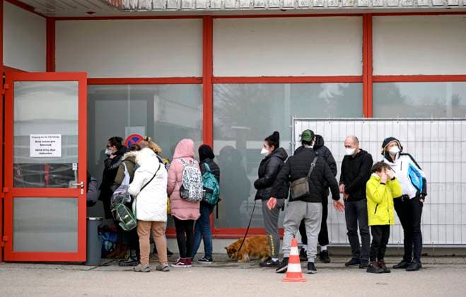 16.03.2022, Notunterkunft für Flüchtende des Ukraine-Krieges in Bad Wörishofen, Ankunft der ersten Flüchtlinge aus der Ukraine in dem Gebäude das auch das Impfzentrum Unterallgäu beheimatet. 16.03.2022, Notunterkunft für Flüchtende des Ukraine-Krieges 16.03.2022, Notunterkunft für Flüchtende des Ukraine-Krieges *** 16 03 2022, Emergency shelter for refugees of the Ukraine war in Bad Wörishofen, Arrival of the first refugees from Ukraine in the building which is also home to the vaccination center Unterallgäu 16 03 2022, Emergency shelter for refugees of the Ukraine war 16 03 2022, Emergency shelter for refugees of the Ukraine war