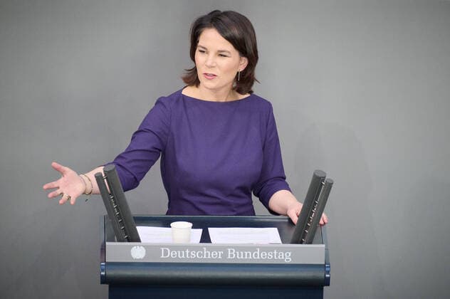 News Bilder des Tages Plenarsitzung im Bundestag in Berlin Annalena Baerbock (Bundesministerin des Auswärtigen, Bündnis 90 Die Grünen) während der Aktuellen Stunde zur Lage in der Ukraine angesichts des AngriffsÂ­kriegs Russlands im Rahmen der Sitzung des Deutschen Bundestags am 16.03.2022 in Berlin. Berlin Bundestag Berlin Deutschland
