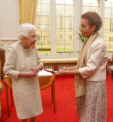 . 16 03 2022. Windsor, United Kingdom. Queen Elizabeth II presents the Queen s Gold Medal for Poetry to Grace Nichols during a private audience at Windsor Castle.  xPoolx xi-Imagesx IIM-23211-0001