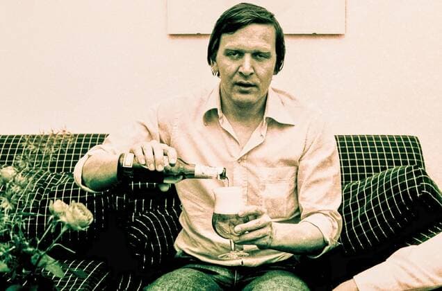 Gerhard Schröder als Jusochef am 27.06.1977 in Hannover beim einschenken einer Flasche Bier *** Gerhard Schröder as Jusochef on 27 06 1977 in Hanover pouring a bottle of beer