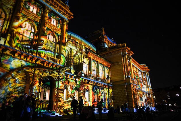 Entertainment Themen der Woche KW11 Festival of lights in Zagreb A view of an illuminated Croatian National Theatre during the Festival of Light in Zagreb, Croatia, on March 16, 2022. Light projection The Face of Heritage on Croatian National Theather is made by Berlin Festival of Light. JosipxRegovic PIXSELL