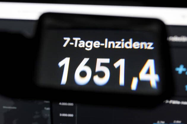 Dashboard des RKI, die 7-Tage-Inzidenz steigt weiter und liegt nun bei 1651,4 7-Tage-Inzidenz, Dashboard des RKI auf einem Monitor am 17.03.2022 in Siegen Deutschland.