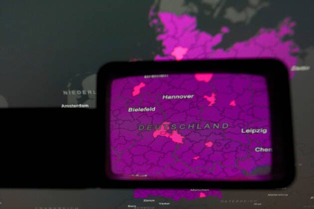 Dashboard des RKI, die 7-Tage-Inzidenz steigt weiter und liegt nun bei 1651,4 7-Tage-Inzidenz, Dashboard des RKI auf einem Monitor am 17.03.2022 in Siegen Deutschland.