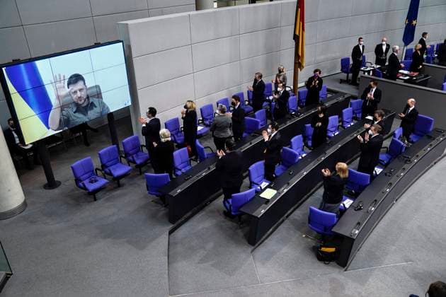 Bilder des Jahres 2022, News 03 März News Themen der Woche KW11 News Bilder des Tages Videoansprache des Praesidenten der Ukraine, Wolodymyr Selenskyj im Deutschen Bundestag Aktuell,17.03.2022 Berlin, Wolodymyr Selenskyj der Praesident der Ukraine bei seiner Videoansprache im Deutschen Bundestag zur aktuellen Lage in der Ukraine mit besonderer Geste im Vorfeld an die 21. Sitzung des Deutschen Bundestag in Berlin mit der Regierungsbank und dem Bundeskanzler Olaf Scholz Berlin Berlin Deutschland *** Video address of the President of Ukraine, Volodymyr Selenskyj in the German Bundestag Current,17 03 2022 Berlin, Volodymyr Selenskyj the President of Ukraine during his video address in the German Bundestag on the current situation in Ukraine with special gesture in advance of the 21 session of the German Bundestag in Berlin with