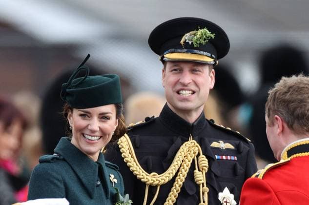 Entertainment Themen der Woche KW11 Entertainment Bilder des Tages . 17 03 2022. Aldershot , United Kingdom. Prince William and Kate Middleton, the Duke and Duchess of Cambridge, at the St.Patrick s Day Parade at Mons Barracks in Aldershot, United Kingdom. During the parade they presented the traditional sprigs of shamrock to the Officers and Guardsmen of the 1st Battalion Irish Guards.  xStephenxLockx xi-Imagesx IIM-23213-0058
