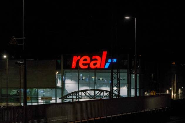 Düsseldorf 17.03.2022 Real BilkWarenhaus Kaufhaus Supermarkt Logo Dämmerung Nachtaufnahme Lichter aus Düsseldorf Nordrhein-Westfalen Deutschland *** Düsseldorf 17 03 2022 Real BilkWarenhaus department store supermarket logo twilight night shot lights from Düsseldorf North Rhine Westphalia Germany