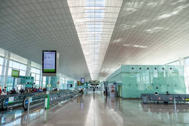 Flughafen Barcelona Terminal 1 in Spanien Barcelona, Spanien - 21. Februar 2022: Terminal 1 des Flughafen Barcelona (BCN) in Spanien. *** Barcelona Airport Terminal 1 in Spain Barcelona, Spain 21 February 2022 Terminal 1 of Barcelona Airport BCN in Spain