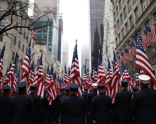 News Themen der Woche KW11 News Bilder des Tages Marches in uniform carry American Flags on the parade route at the St. Patrick s Day Parade on Fifth Avenue in New York City on Thursday, March 17, 2022.  NYP20220317104 JohnxAngelillo