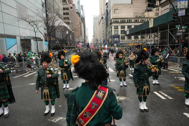 News Themen der Woche KW11 News Bilder des Tages Annual St Patrick s Day Parade Marches Down New York s Fifth Avenue St. Patrick s Day Parade down 5th Ave. on March 17, 2022 in New York City. Known as the world s largest St. Patrick s Day Parade, New York is welcoming back the annual event after holding a virtual event last year due to the Covid-19 pandemic. Dozens of bands, performers politicians, and other groups made their way up Fifth Avenue in a celebration of Irish heritage. New York City United States  Copyright: xJohnxNacionx originalFilename: nacion-annualst220317_npW9Z.jpg