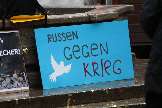 News Themen der Woche KW11 News Bilder des Tages Germany: Russians against War A demonstration by the group Russians against War . Demonstrators chanted slogans calling for an end to Russia s invasion of Ukraine. Göttingen Lower Saxony Germany Copyright: TubalxSapkota