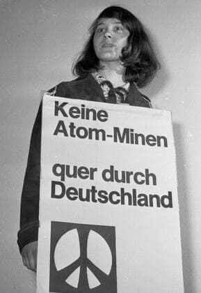Der Ostermarsch der Atomwaffengegner Ruhr 1965 DEU, Deutschland, Ruhrgebiet: Der Ostermarsch der Atomwaffengegner, hier im Ruhrgebiet am 17.4.1965 mit dem Ruhr OM 65, wandte sich gegen eine multinationale Atomstreitmacht ( MLF) und gegen den Krieg in Vietnam. DEU, Germany, Ruhr area: The Easter march of the opponents of nuclear weapons, here in the Ruhr area on April 17, 1965 with the Ruhr OM 65, turned against a multinational nuclear force ( MLF) and against the war in Vietnam. NRW *** The Easter march of the opponents of nuclear weapons Ruhr 1965 DEU, Germany, Ruhr area The Easter march of the opponents of nuclear weapons, here in the Ruhr area on April 17, 1965 with the Ruhr OM 65, turned against a multinational nuclear force MLF and aga