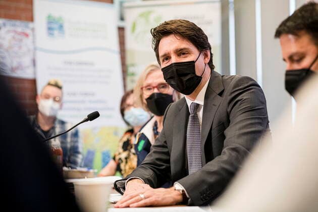 March 17, 2022, Toronto, ON, Canada: Prime Minister Justin Trudeau is instructed in how to administer Naloxone while visiting a supervised consumption site along with Minister Carolyn Bennett (left) and MP Arif Virani, in Toronto on Thursday, March 17, 2022. Toronto Canada  - ZUMAc35_ 20220317_zaf_c35_046 Copyright: xChristopherxKatsarovx