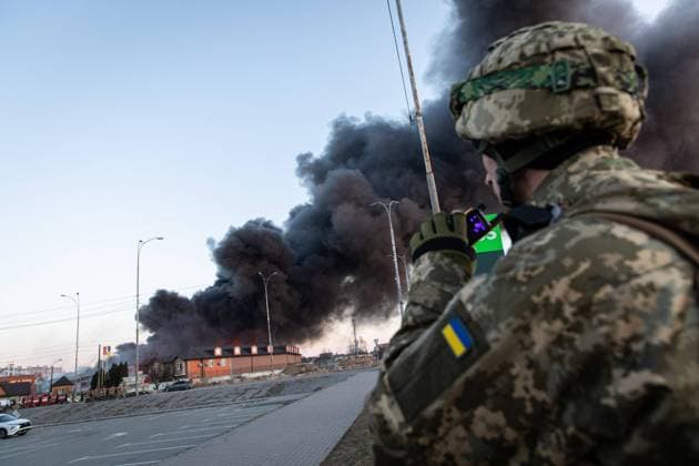 Ukraine-Krieg, Jahrestag der Invasion, Chronologie der Ereignisse, Archivbilder News Bilder des Tages March 17, 2022, Kyiv, Kyiv Oblast, Ukraine: Huge smoke caused by the bombing rises across the city of Kyiv, the capital city of Ukraine. A former shopping mall now used as a Ukrainian military weapon depot was destroyed by suspected Russian sabotages in Lviv, Ukraine. According to the soldier on the scene, at least 3 shots of rockets were fired and at least two people were killed in a rocket attack says the Ukrainian State Emergency Service. Kyiv Ukraine - ZUMAs197 20220317_zaa_s197_219 Copyright: xAlexxChanxTszxYukx