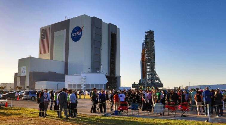 Bilder des Jahres 2022, News 03 März News Themen der Woche KW11 News Bilder des Tages March 17, 2022: At Kennedy Space Center, Fla., VIPs watch NASAÃ‚™s moon rocket for the Artemis 1 mission roll to the launch pad, Thursday, March 17, 2022. Known as the Space Launch System (SLS), the mega-rocket carrying the Orion spacecraft capsule rollouts for the first time Thursday evening on the giant crawler-transporter 2, headed to Launch Complex 39-B. - ZUMAm67_ 20220317_zaf_m67_028 Copyright: xJoexBurbankx