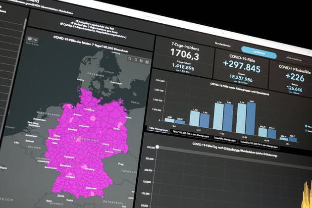 Dashboard des RKI, die 7-Tage-Inzidenz steigt weiter und liegt nun bei 1706,3 7-Tage-Inzidenz, Dashboard des RKI auf einem Monitor am 18.03.2022 in Siegen Deutschland.